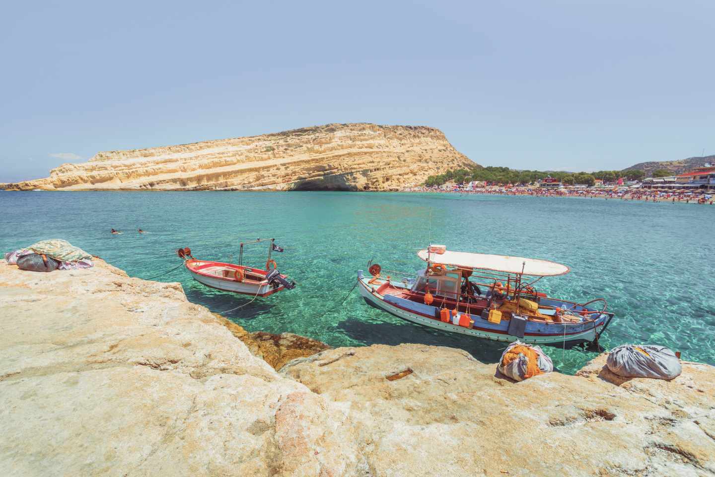 griechenland-kreta-matala-fischerboote-strand-g-845697074.jpg