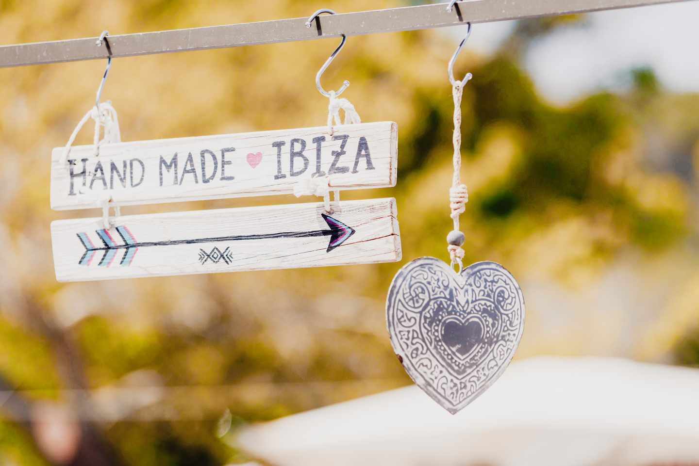 spanien-ibiza-hippiemarkt-schild-a-AdobeStock-424722172.jpg