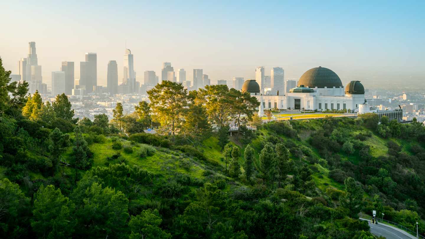 GettyImages-2220579925.jpg Das berühmte Griffith Observatory und die Skyline von Los Angeles bei Sonnenaufgang
