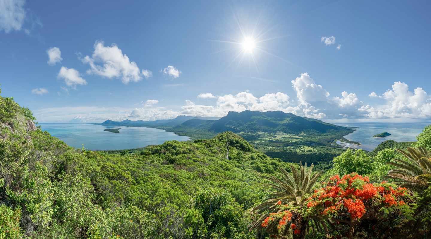 mauritius-le-morne-brabant-panorama-a-640147745.jpg
