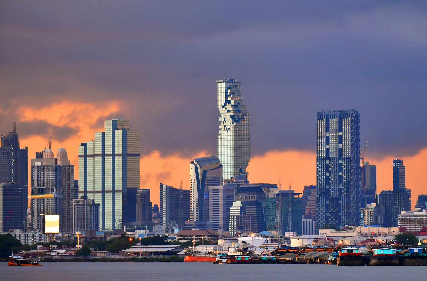 thailand-bangkok-innenstadt-skyline-t-969990804.jpg