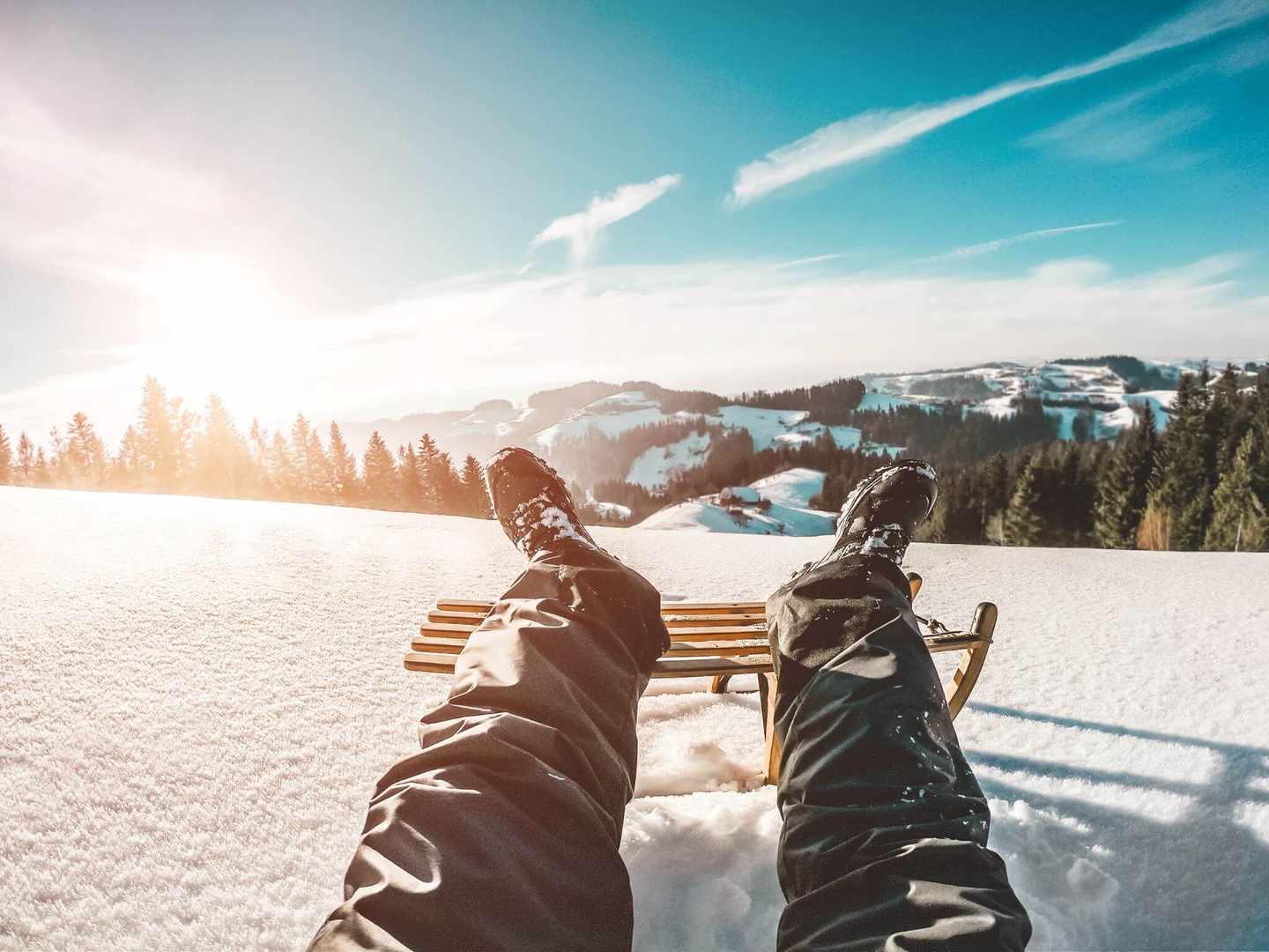deutschland-beine-mit-schlitten-auf-berg-im-schnee-g-1126668015.jpg