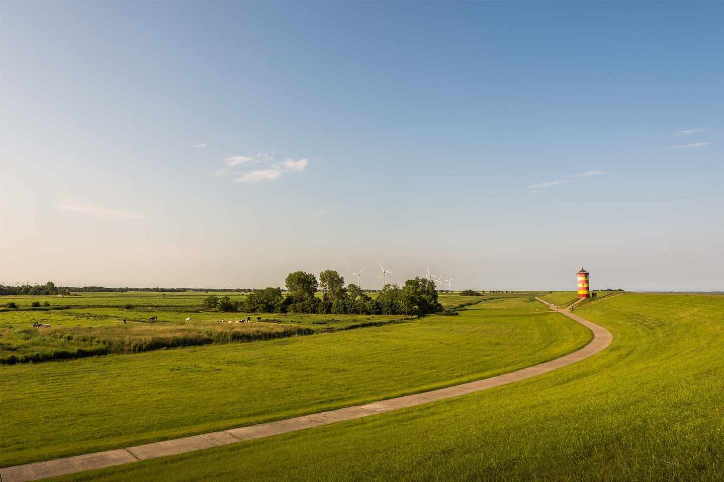 bltd04bd79434e4f1a9-deutschland-ostfriesland-pilsum-leuchtturm-weit-entfernt-g-1356187192.jpg Deutschland Ostfriesland Pilsum Leuchtturm auf einer weite Wiese