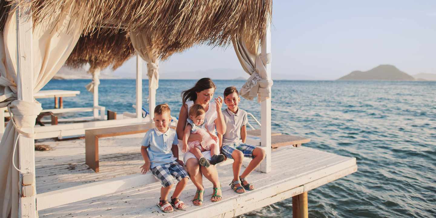 tuerkei-familienurlaub-mutter-mit-drei-kindern-am-pier-g-1358964899.jpg