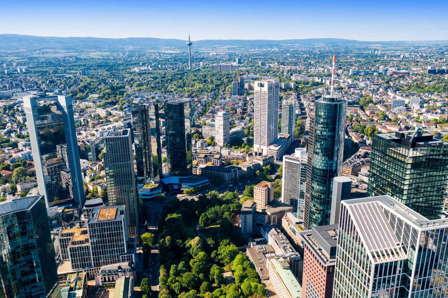 deutschland-frankfurt-am-main-von-oben-mit-wolkenkratzern-g-1225667502.jpg