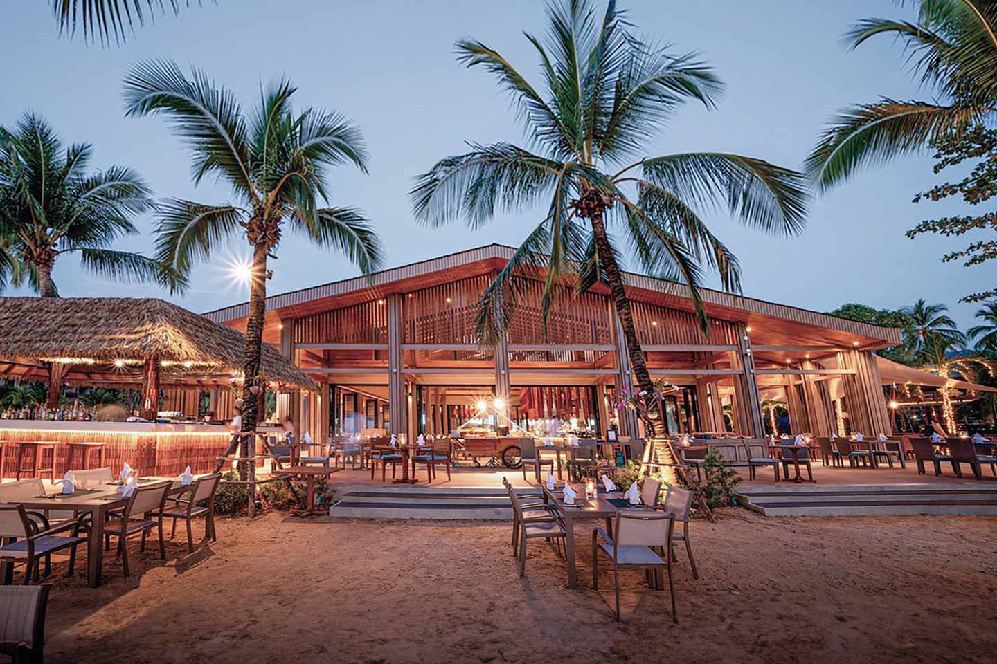 blt9b0cc9eebfdef165-la-flora-khao-lak-DER_ATC_HKT32010-AC_S22_2-neu.jpg Restaurant im Außenbereich des La Flora Khao Lak, Thailand