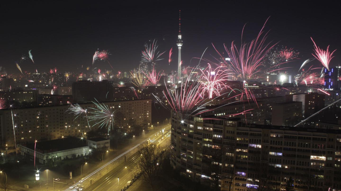 berlin-silvester-feuerwerk-fernsehturm-g-627832958.jpg