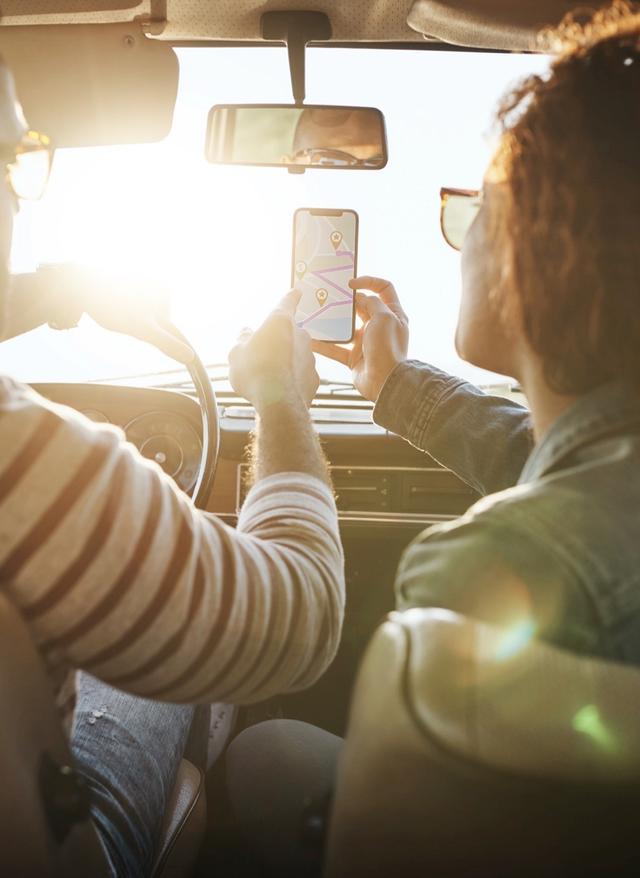 Nützliche Reise-Apps: gute Karten, Kofferpacken und Shopping reisemagazin-travelapps-paar-auto-g-1125687978.jpg