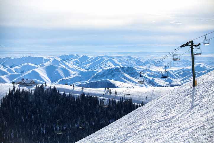 usa-idaho-berge-schnee-skifahren-t-594475852.jpg