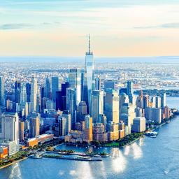 Luftaufnahme von Downtown Manhattan mit seinen markanten Wolkenkratzern und dem Hudson River in New York City USA
