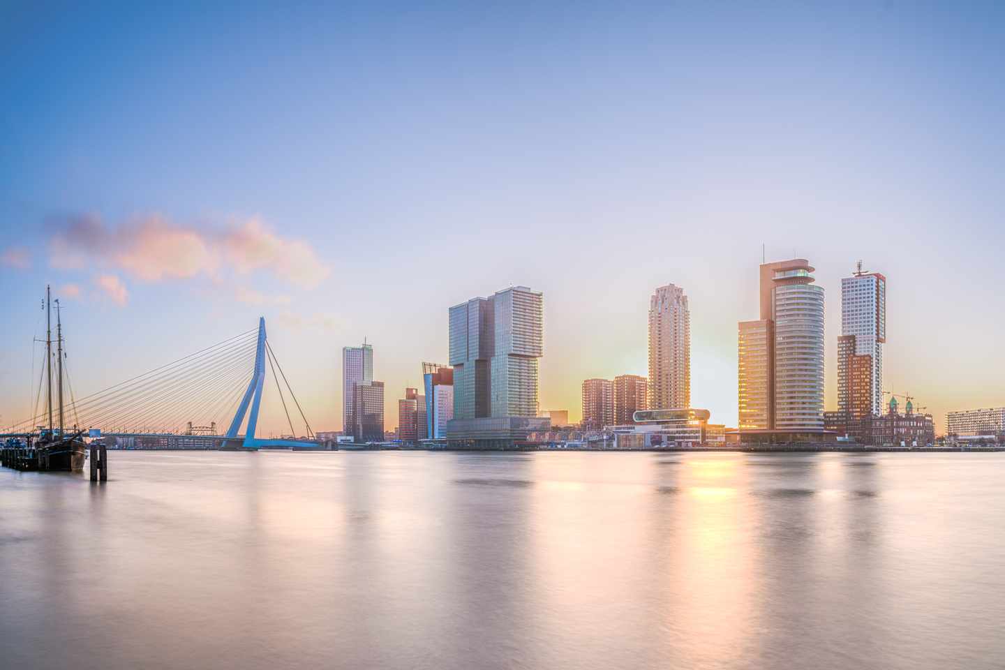 blta2cf40c8097a884a-niederlande-rotterdam-skyline-mit-schwanenbru_cke-g-1218562671.jpg Bekannte Erasmusbrücke mit Rotterdamer Skyline
