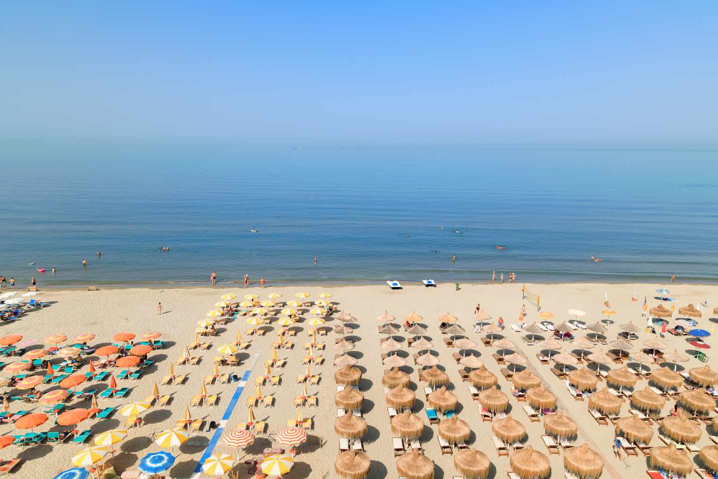 Albanien-Drohnenblick-auf-das-Meer-in-Durres-Strand-g-1336677169.jpg