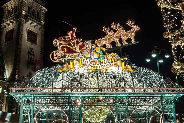 hamburg-weihnachtsmarkt-rathaus-beleuchteter_pavillon-g-531321371.jpg