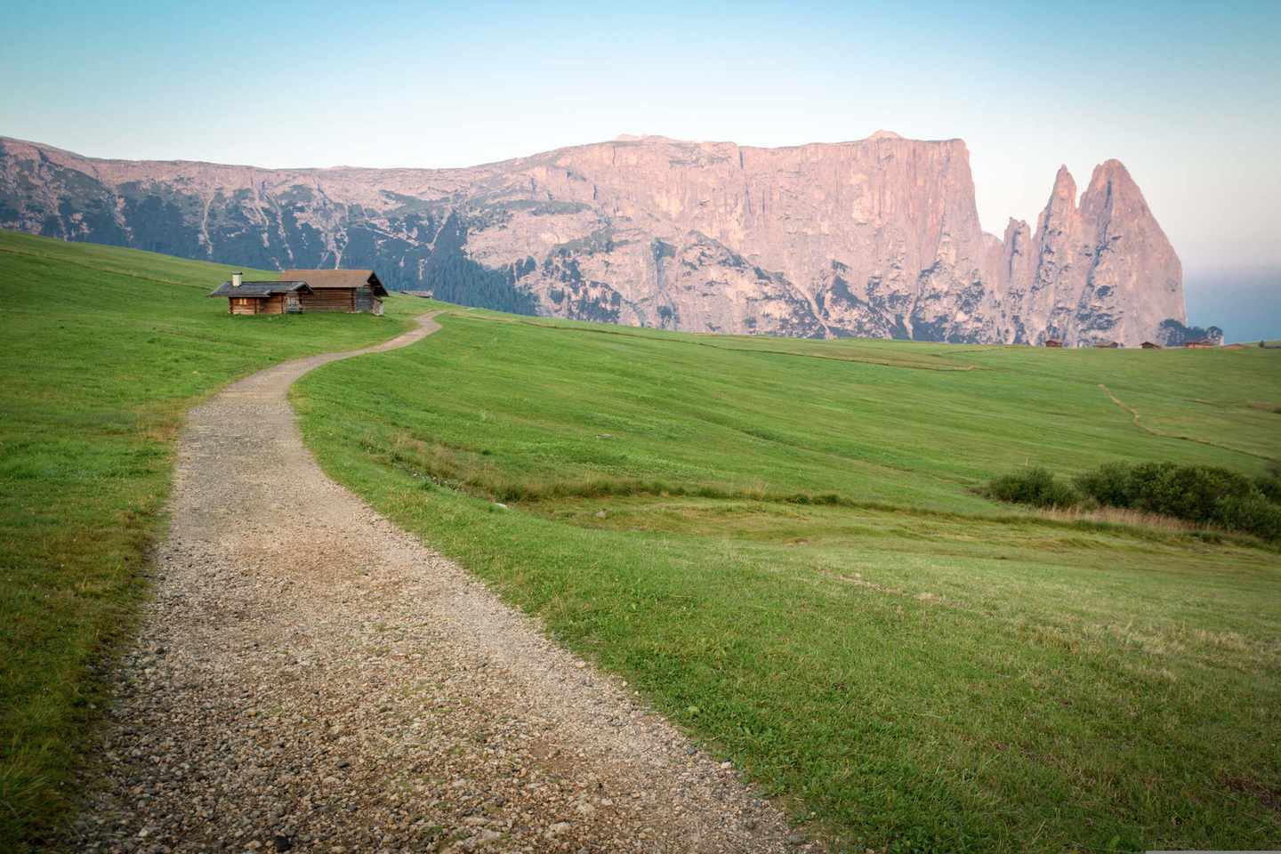 italien-suedtirol-wanderweg-mit-schlern-berg-seieser-alm-g-513296870.jpg
