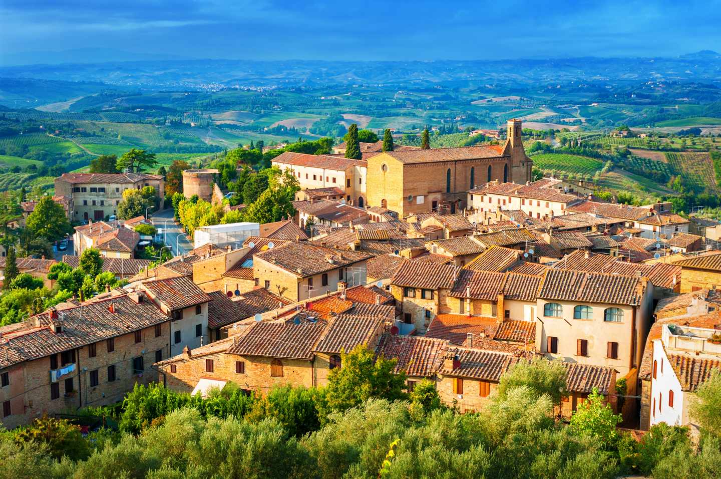 italien-toskana-san-gimignano-mittelalter-stadt-luftaufnahme-g-528737828.jpg