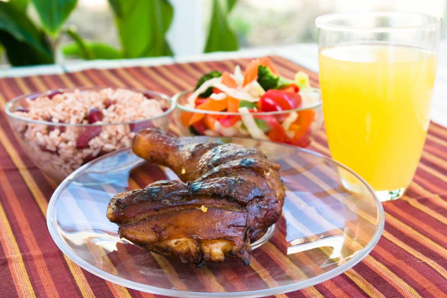 blta88115f45e3efe43-jamaika-essen-jerk-chicken-gemuese-reis-limonade-g-179294910.jpg Jamaika Essen: Jerk Chicken mit Reis und Gemüse
