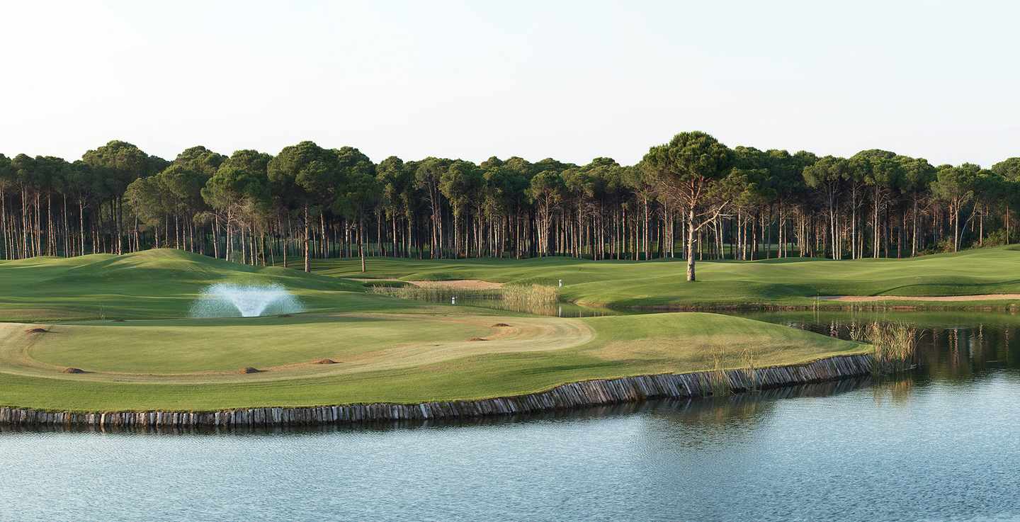 tuerkei-belek-golfplatz-mit-fontaene-und-wasser-im-vordergrund-g-184294747.jpg