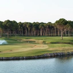 tuerkei-belek-golfplatz-mit-fontaene-und-wasser-im-vordergrund-g-184294747.jpg