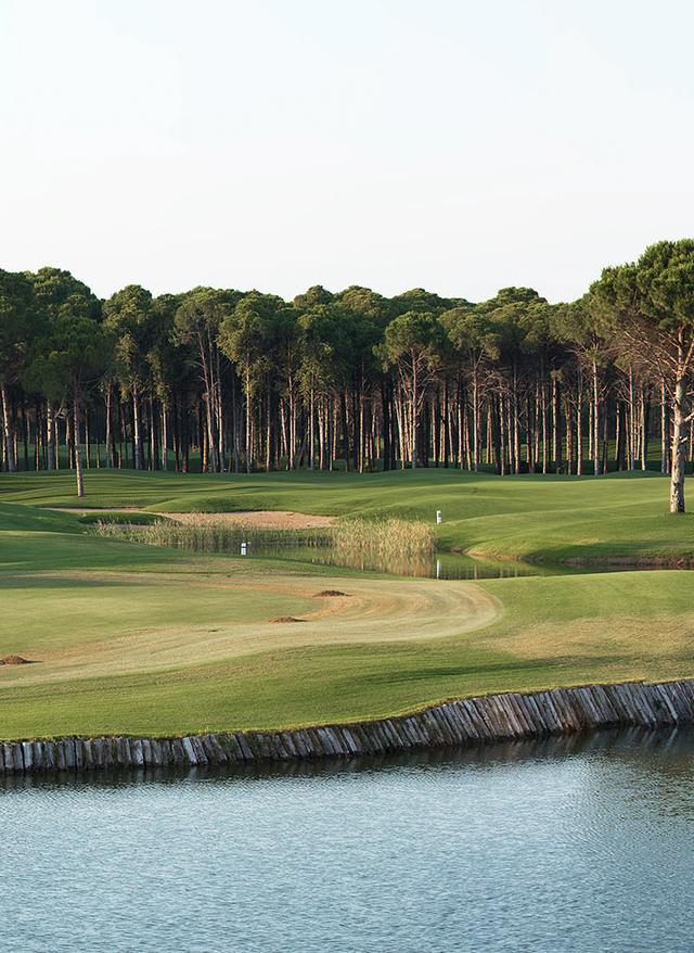 Belek Urlaub tuerkei-belek-golfplatz-mit-fontaene-und-wasser-im-vordergrund-g-184294747.jpg