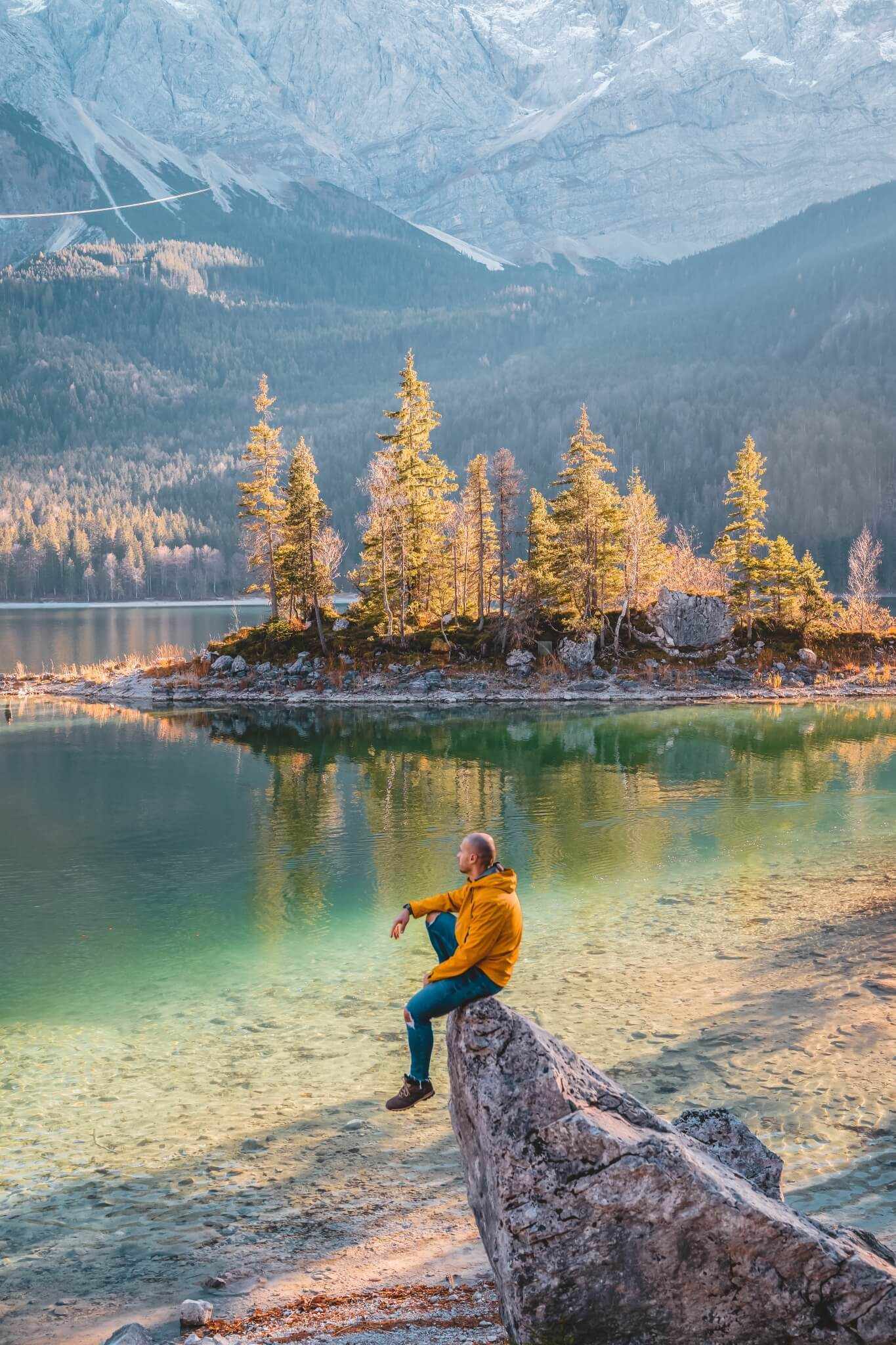 blt3c7ea721baf320bc-deutschland-oberbayern-eibsee-fotospots-deutschland-g-1129692217.jpg Tolles Fotomotiv: Mann auf einem Felsen vor dem Eibsee