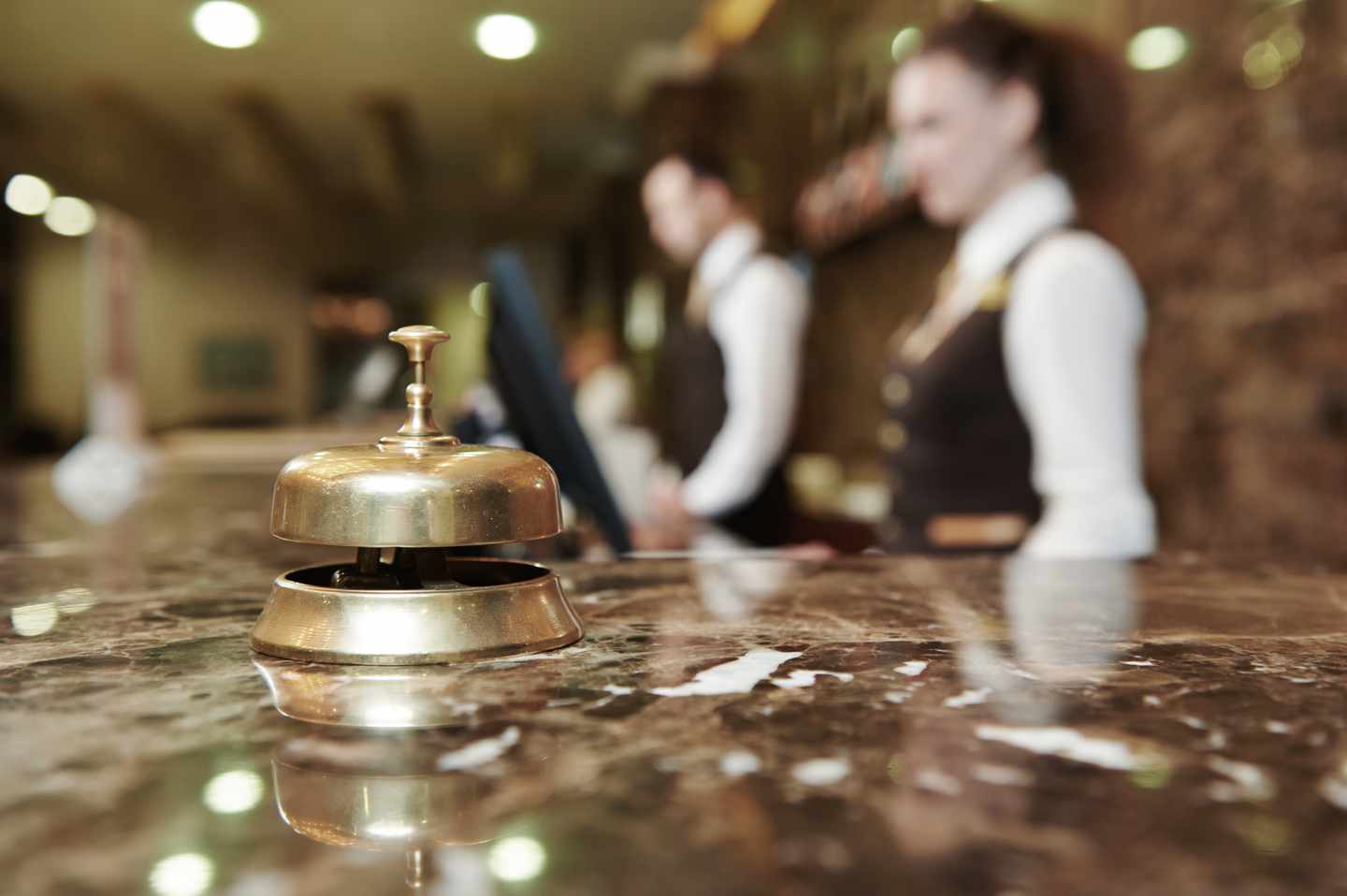 hotelrezeption-mit-goldener-klingel-g-516548781_bearbeitet.jpg