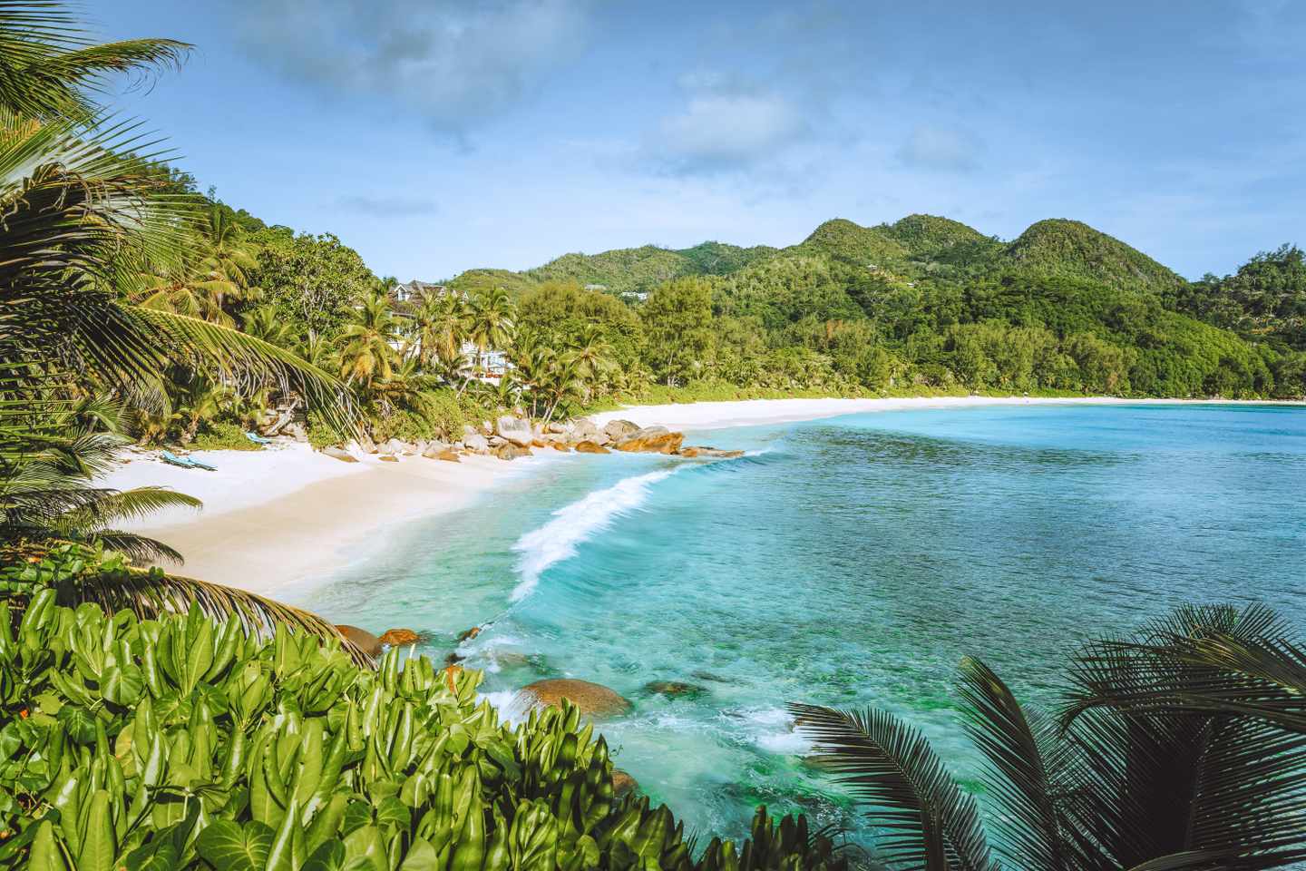 seychellen-mahe-insel-wunderschoenen-exotischen-asne-intendance-tropischen-strand-g-1345873714.jpg