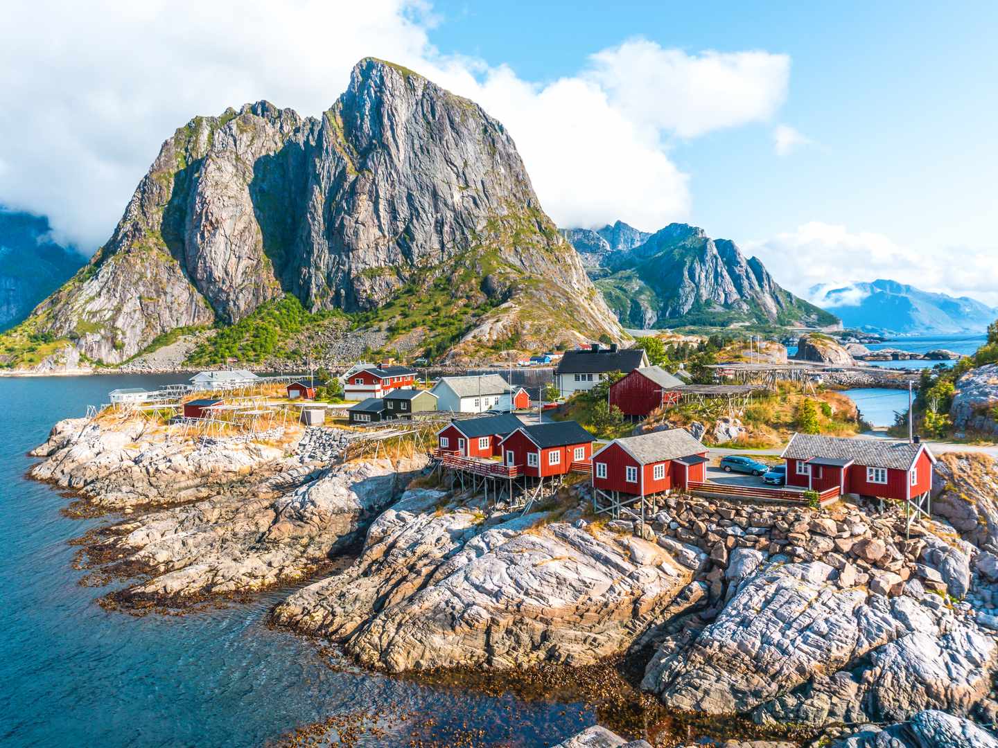 Bunte Holzhäuser im kleinen Fischerort Hamnøy auf den Lofoten in Norwegen