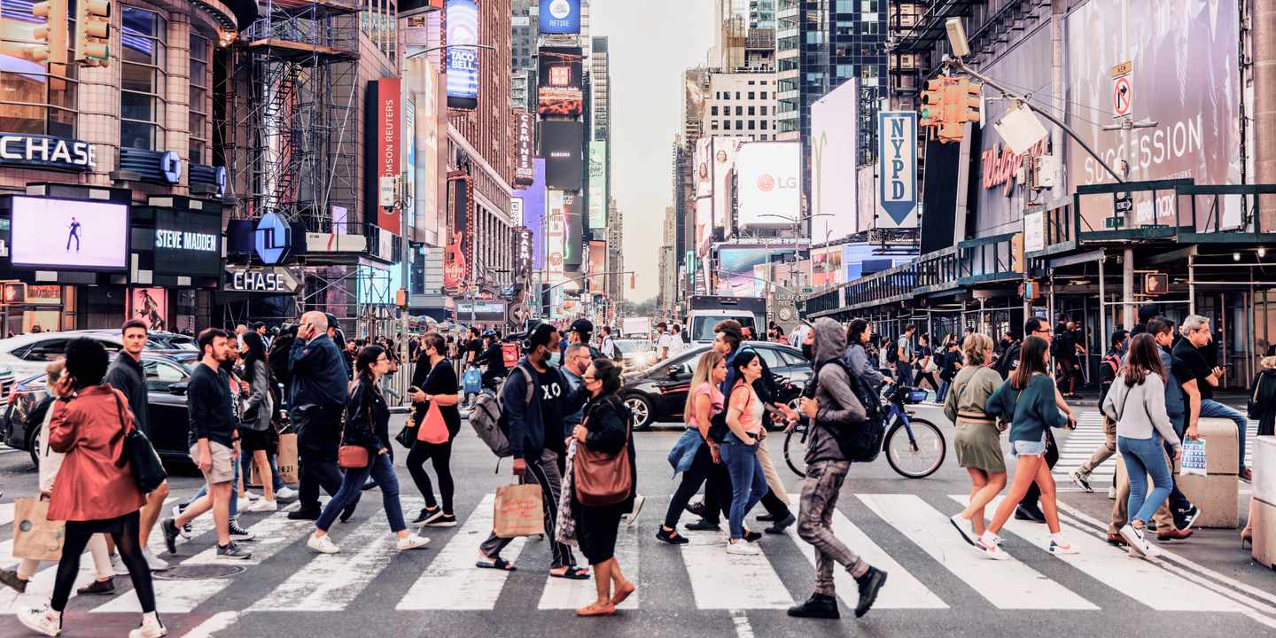 usa-new-york-belebte-strasse-in-der-naehe-vom-times-square-g-2180737036.jpeg