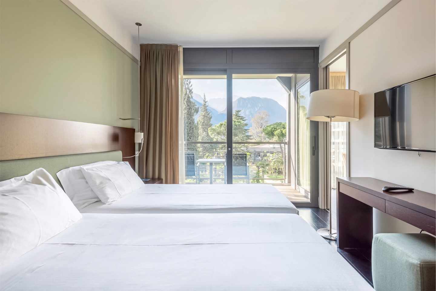 Wohnlich mit Blick ins Grüne – ein Zimmer im Du Lac et Du Parc Resort
