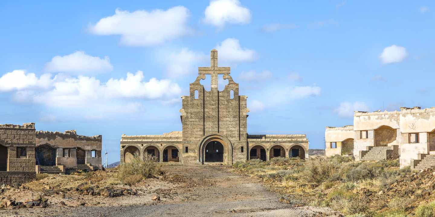 spanien-kanaren-teneriffa-abades-geisterdorf-kirche-ruinen-karge-landschaft-geheimtipps-g-1147228819.jpg