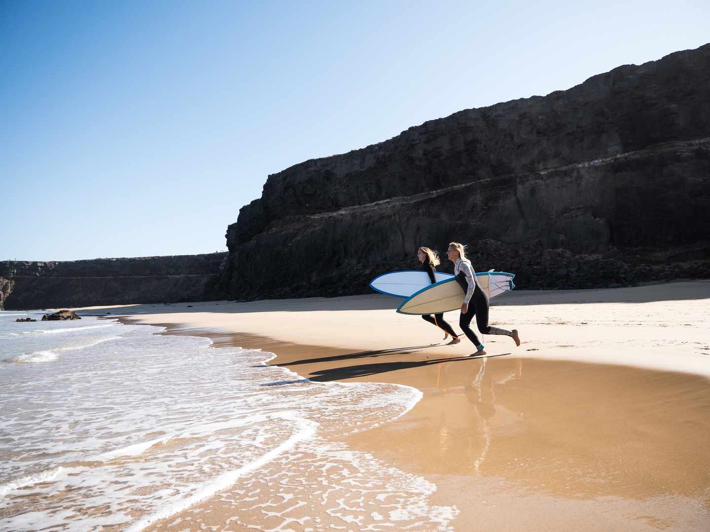 blt79b39939ff75777d-strand-meer-surferinnen-surfen-g-1382178435.jpg Surferinnen rennen aufs Meer zu