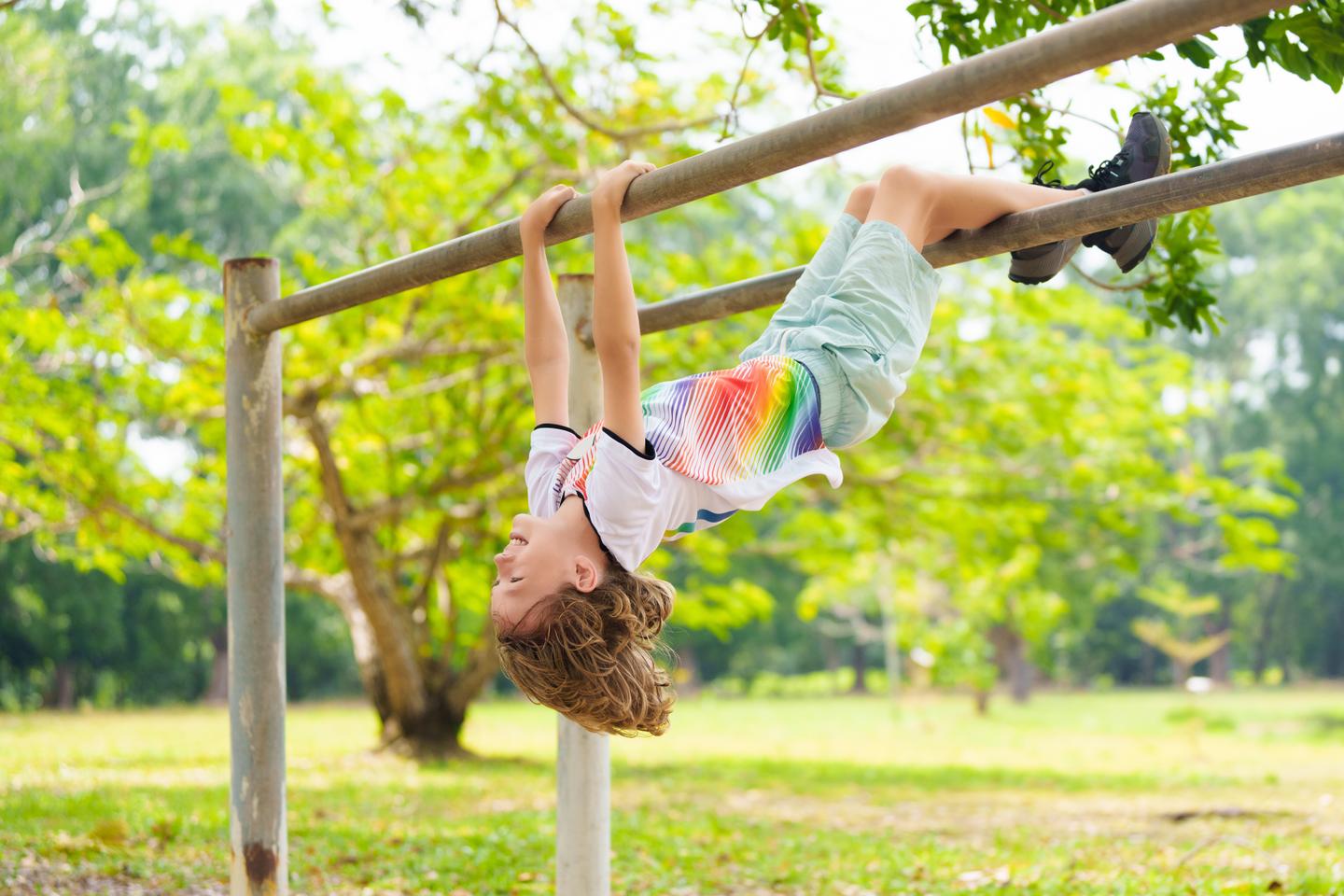 spielplatz-kind-gruene-baeume-g-2191207735.jpg