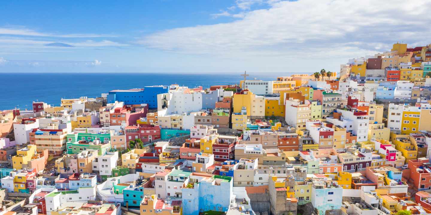 spanien-kanaren-gran-canaria-las-palmas-altstadt-bunte-haeuser-kueste-luftaufnahme-g-1315711348.jpg