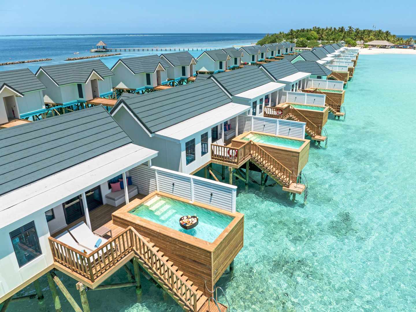 blte21d5b1be401ec37-DER1539763.jpg Terrasse einer Overwater-Villa im Sentido OBLU auf den Malediven mit Holzdeck, privatem Pool und direktem Zugang zur Lagune