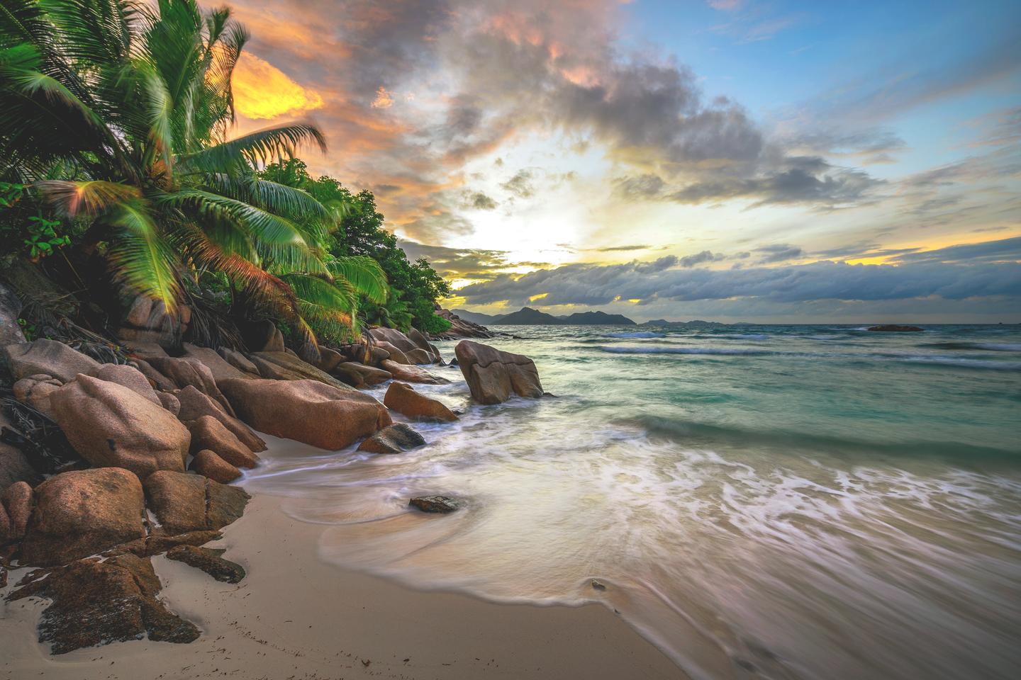 seychellen-la-digue-anse-serve-beach-sonnenuntergang-g-1393966659.jpg