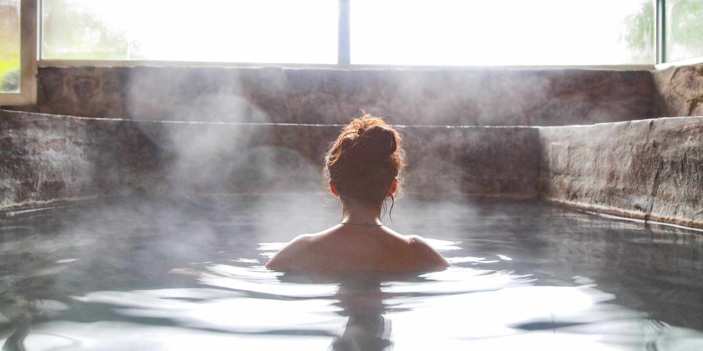 wellness-thermalbad-frau-dampfbad-erholung-wellnessurlaub-g-1059356046.jpg