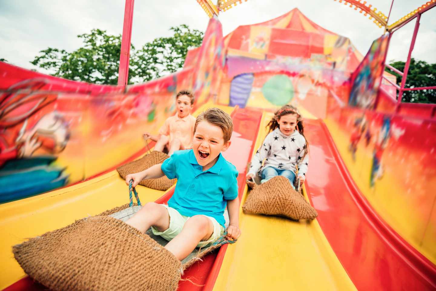 familienurlaub-kinder-rutschen-bunte-rutschen-runter-g-916607796.jpg