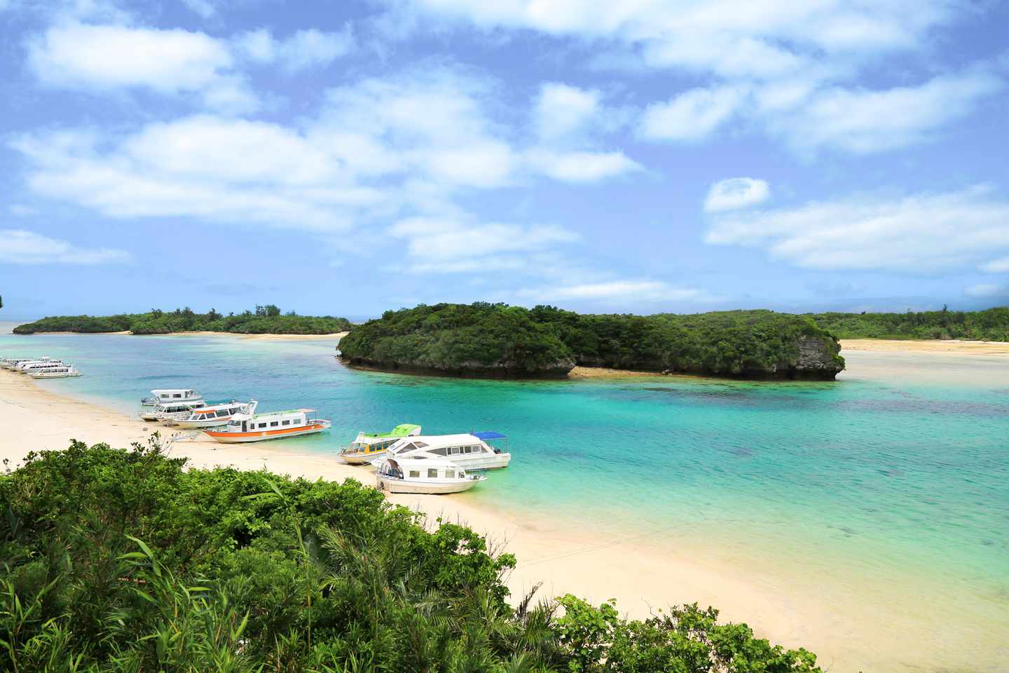 Japan-Bucht-Okinawa-g-523401744.jpg