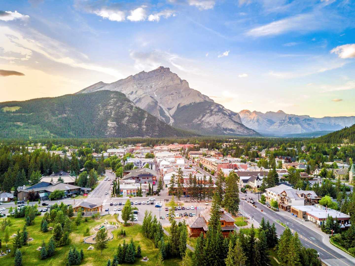 kanada-alberta-banff-stadtpanorama-g-879223620.jpg
