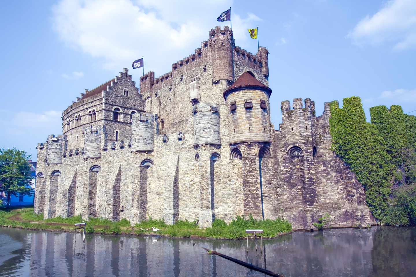 blt28e4ed70af367dda-belgien-gent-grafenburg-g-121140195.jpg Blick auf die Wasserburg von Gent: die Grafenburg