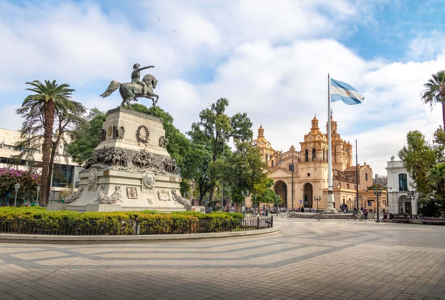 argentinien-cordoba-platz-san-martin-g-1004624644.jpg