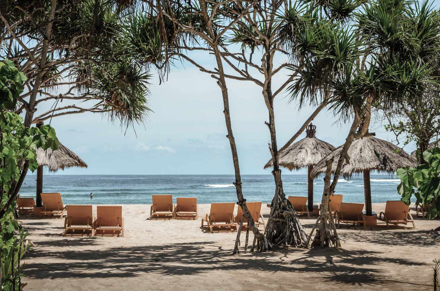 indonesien-bali-meerlandschaft-und-stühle-strandcafe-g-1312000285_bearbeitet.jpg