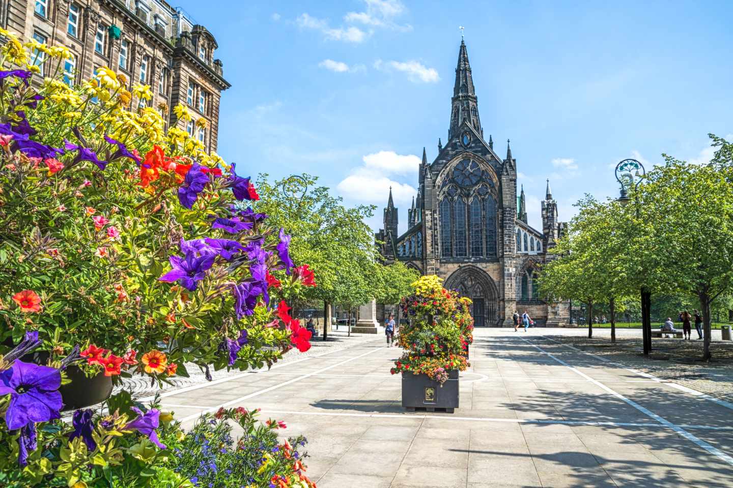 bltac5db42608b9ce30-grossbritannien-schottland-glasgow-kathedrale-marktplatz-g-996054858.jpg Blick auf die typisch britische Kathedrale von Glasgow