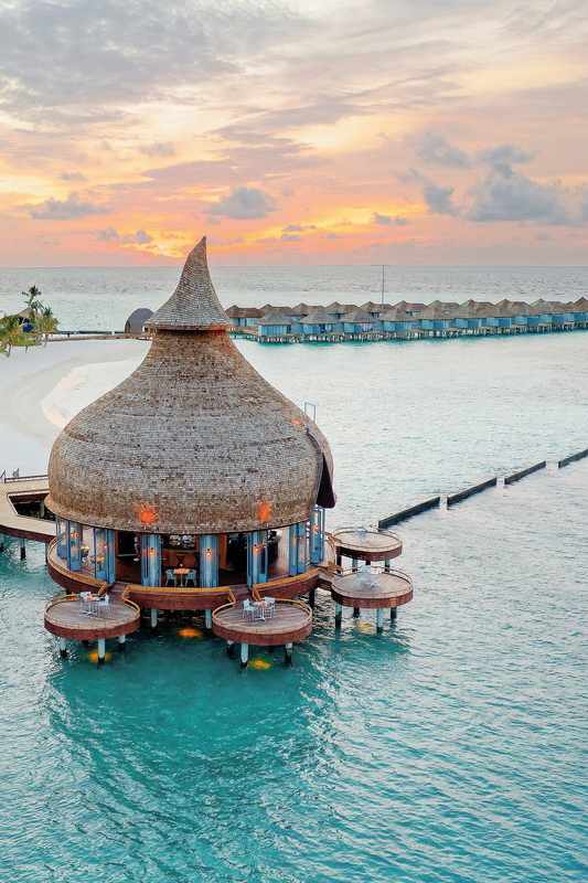 blt37d1d28e346ce32c-malediven-ari-atoll-maafushivaru-outrigger-maldives-maafushivaru-resort-wasserbungalow-bei-sonnenuntergang-DER_ATC_MLE13142B_S23_9-f-indischer-ozean.jpg Restaurant im seichten Wasser eines ruhigen Malediven-Strandes