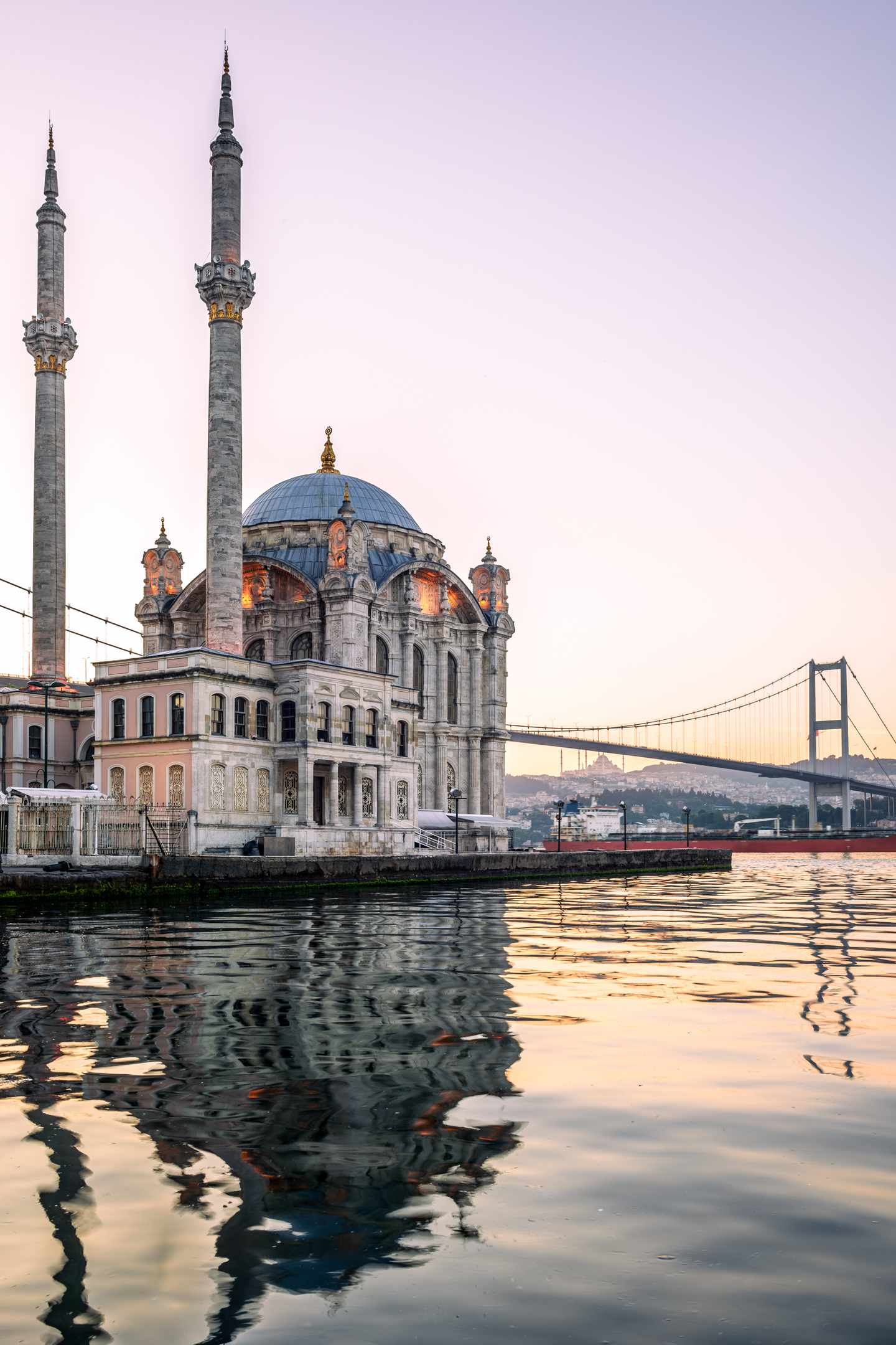 tuerkei-istanbul-ortakoey-moschee-g-2159044399.jpg Türkei Urlaub: Ortaköy-Moschee in Istanbul im Morgenrot, mit Bosporus-Brücke und Wasserreflexion