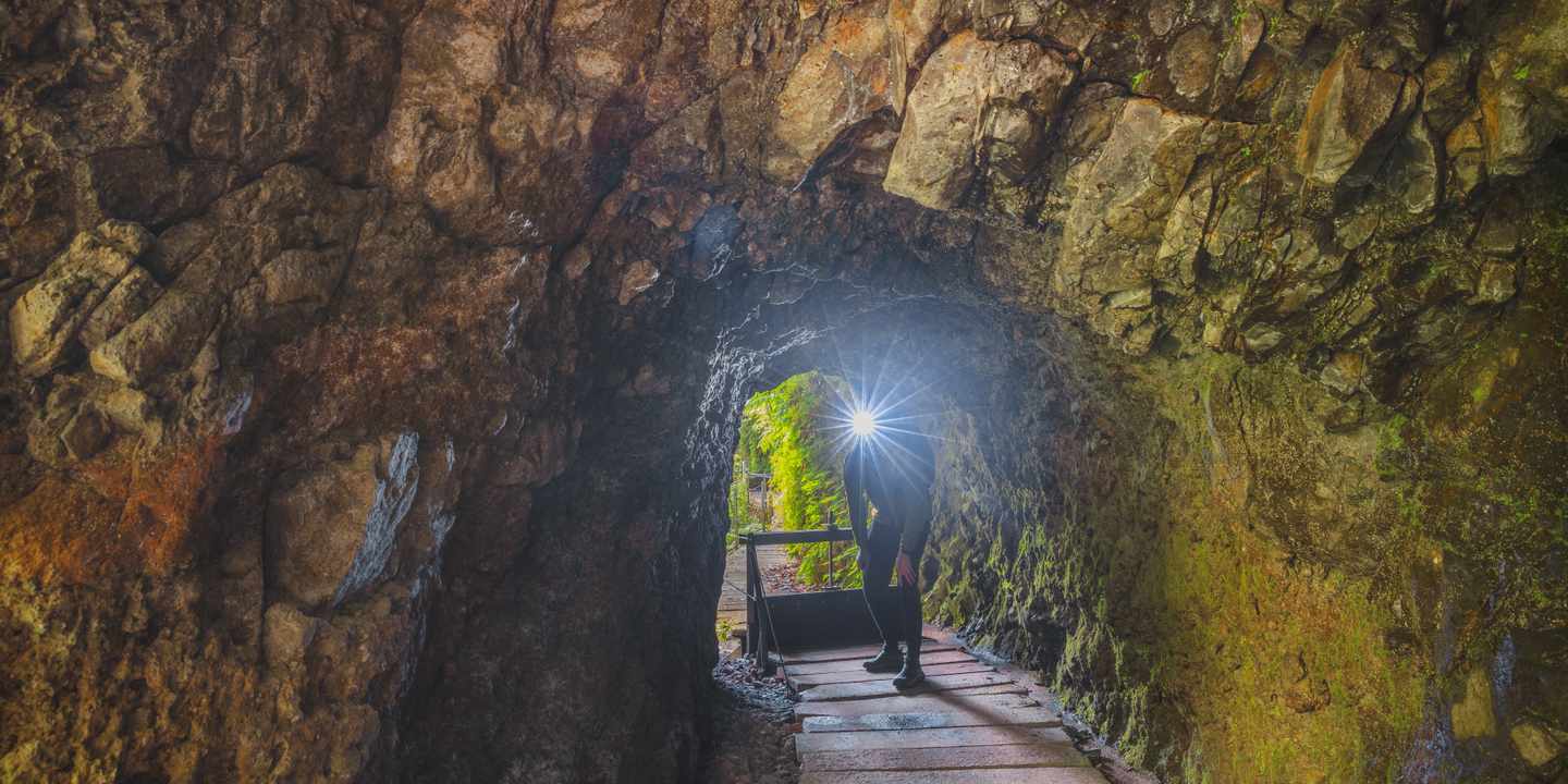 portugal-madeira-levada-tunnel-sicherheit-stirnlampe-wanderweg-g-2201719837.jpg