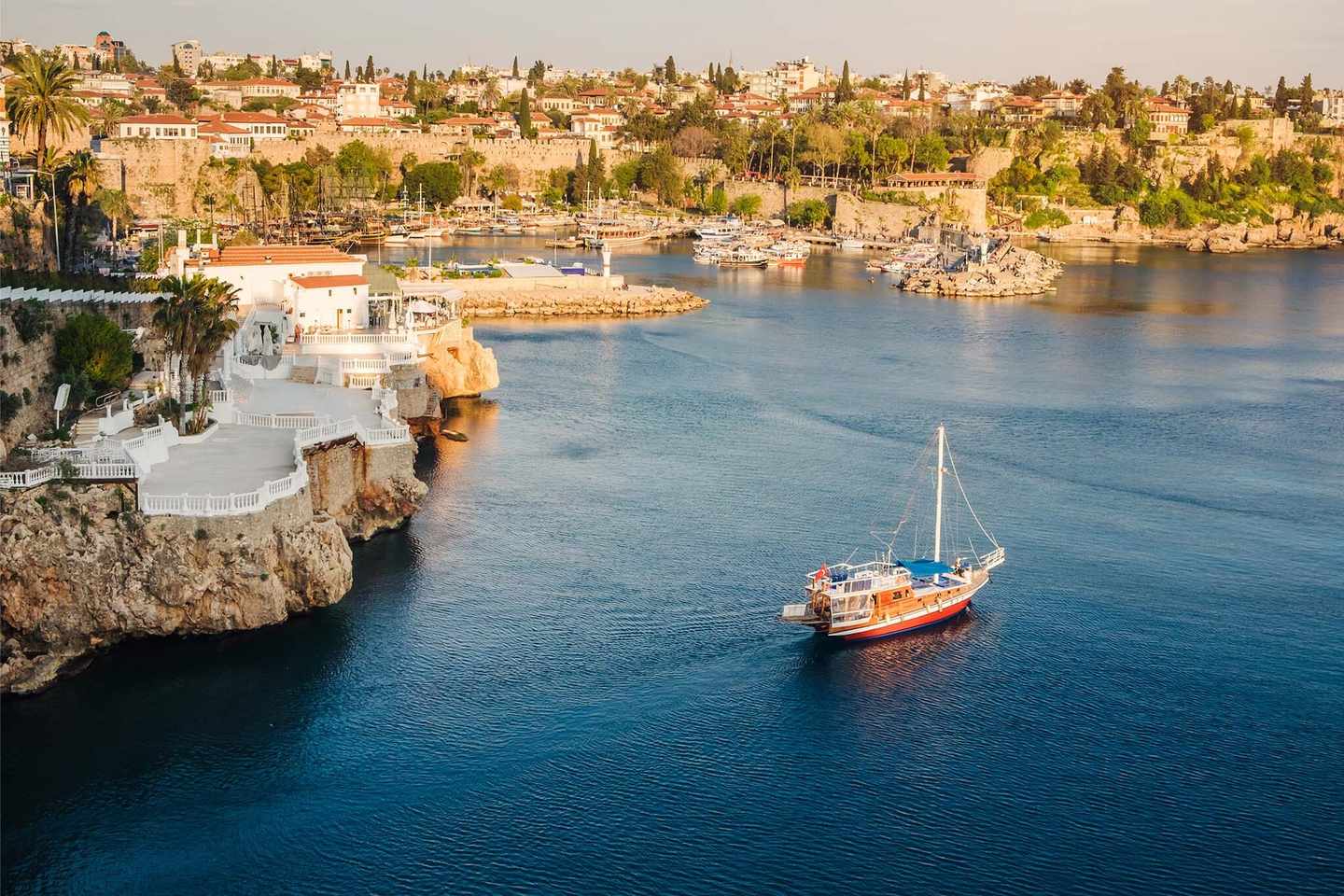 luxus-tuerkei-segeln-antalya-stadt-und-das-meer-linie-bei-sonnenuntergang-g-1124220677.jpg
