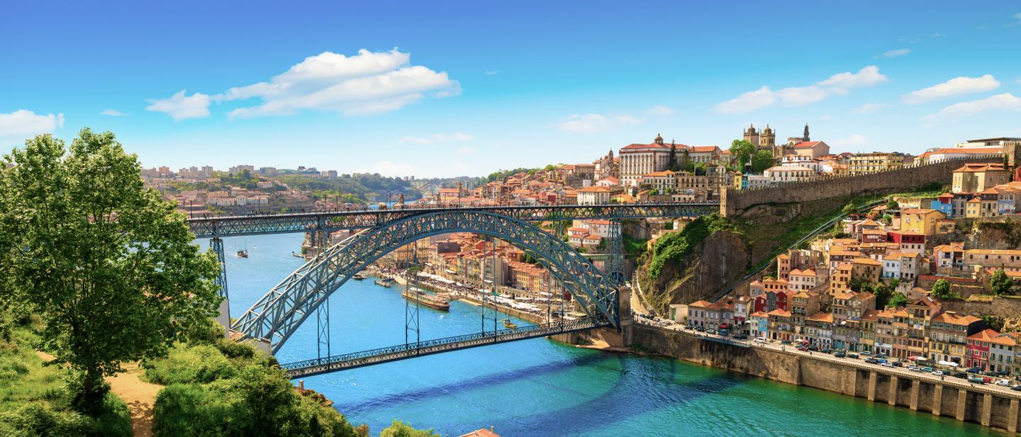 Porto Urlaub: schöne Aussicht auf die Stadt an einem schönen Sommertag