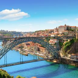 Porto Urlaub: schöne Aussicht auf die Stadt an einem schönen Sommertag