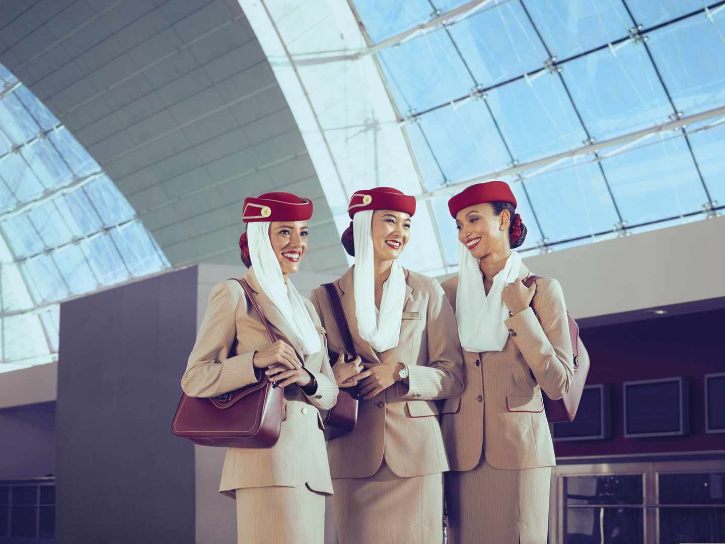 flug-emirates-skywards-stewardess-p-emirates.jpg